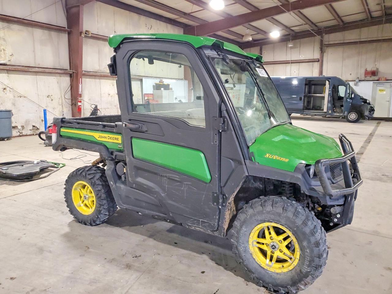 2023 JOHN Xuv835r VIN 1M0835RAHNM050202 photo 1