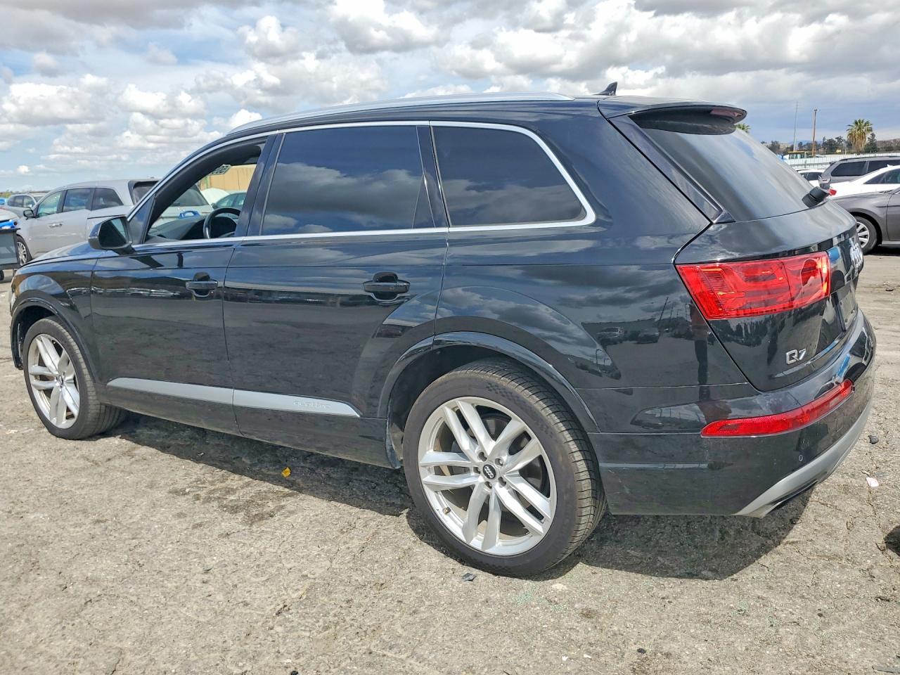2017 Audi Q7 VIN WA1VAAF71HD056198 photo 2