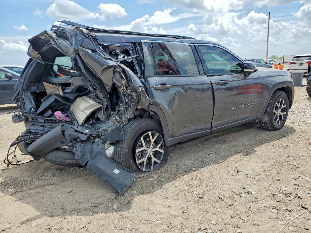 2025 Jeep Cherokee VIN 1C4RJJBG9S8724018 photo 3