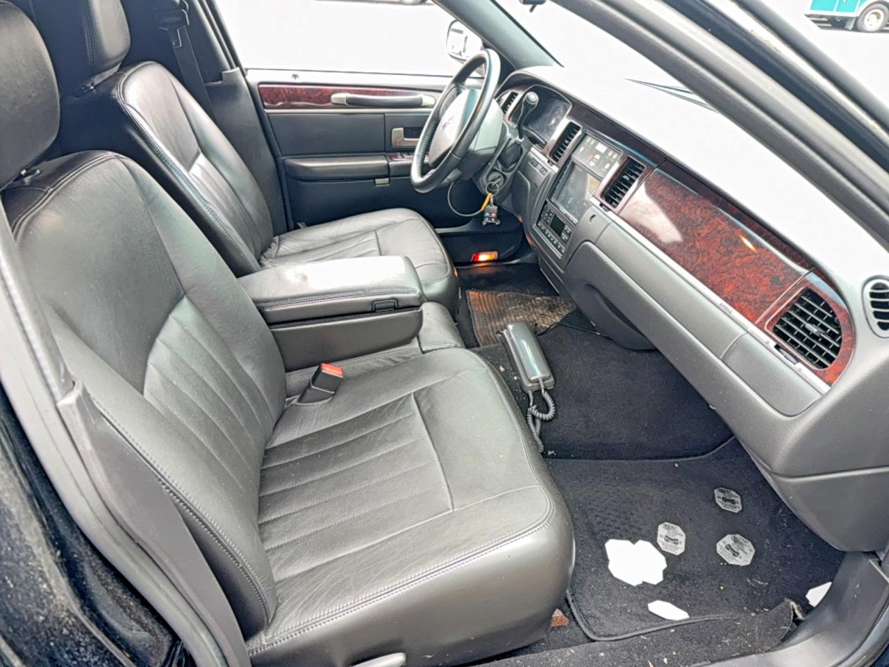 2007 Lincoln Towncar VIN 1L1FM88W87Y628418 photo 5