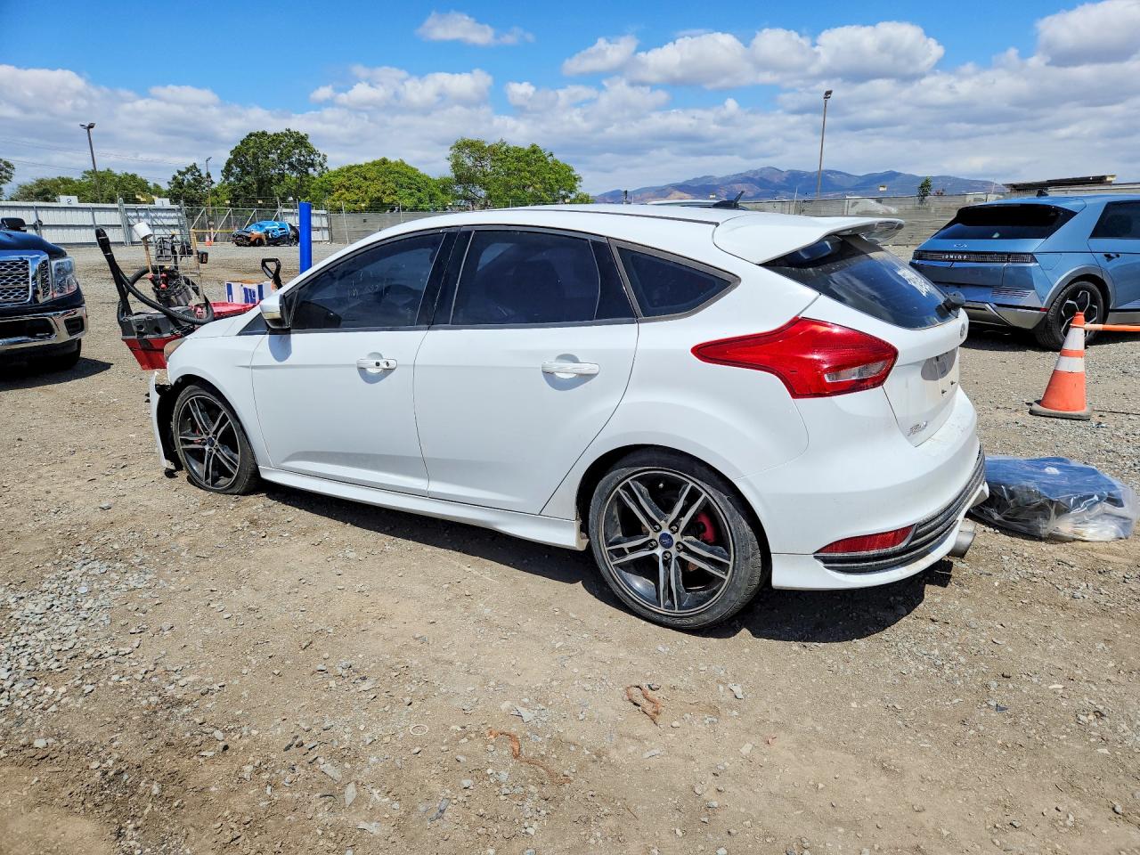2017 Ford Focus VIN 1FADP3L98HL284793 photo 2