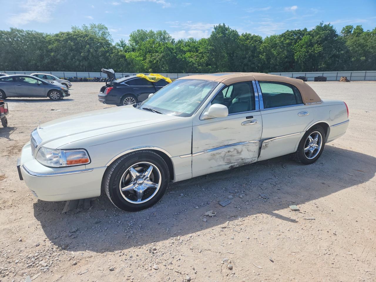 2004 LINCOLN Towncar VIN 1LNHM83W94Y676777 photo 1