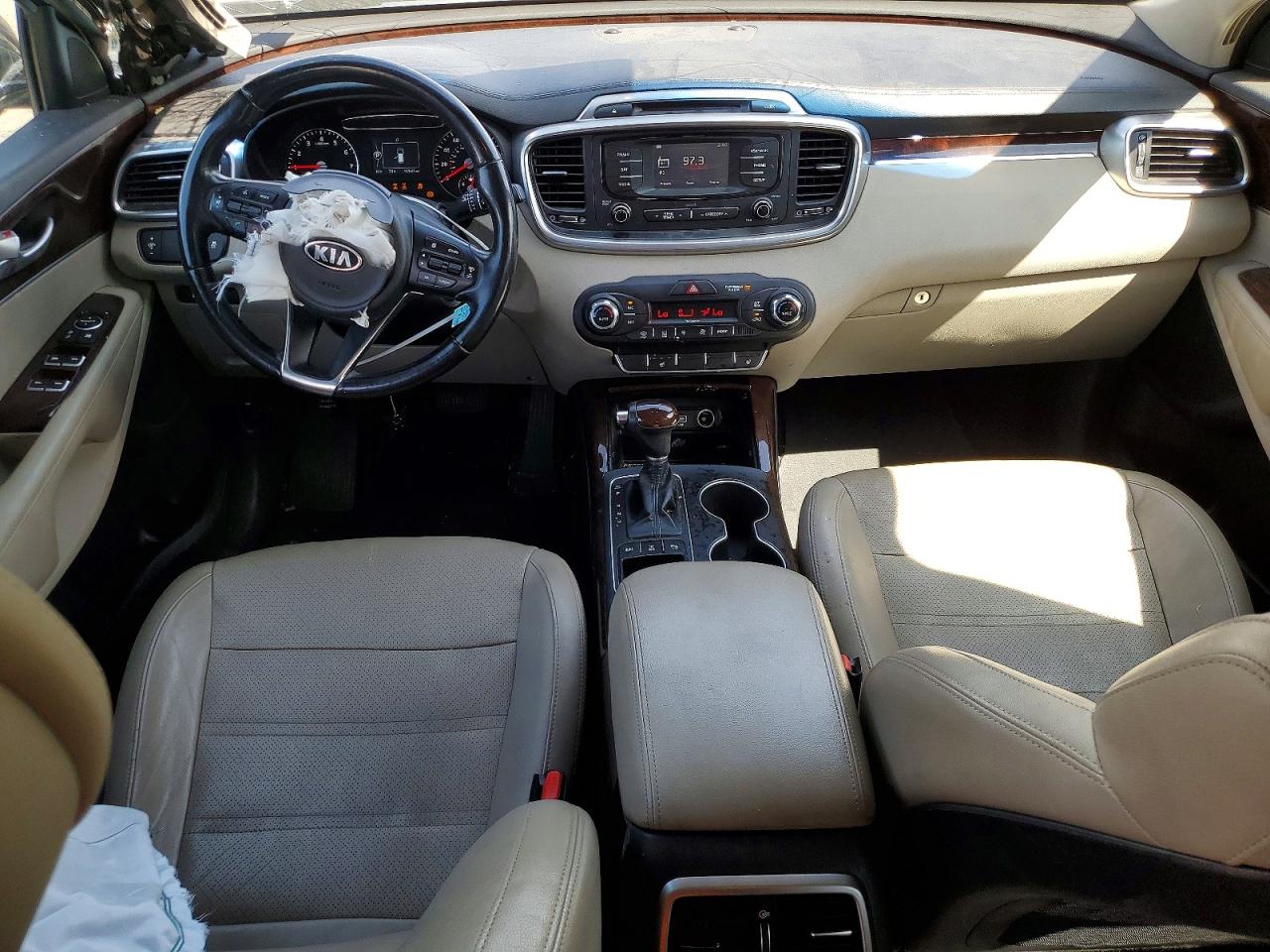 2016 Kia Sorento VIN 5XYPHDA52GG084013 photo 8