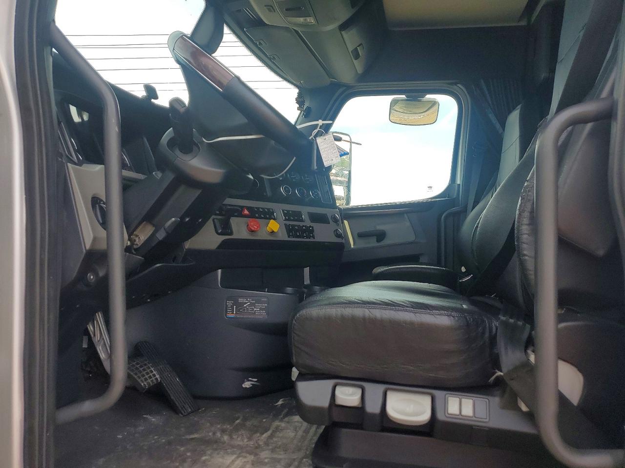 2020 FREIGHTLINER All other VIN 3AKJHHDR9LSLS7730 photo 5