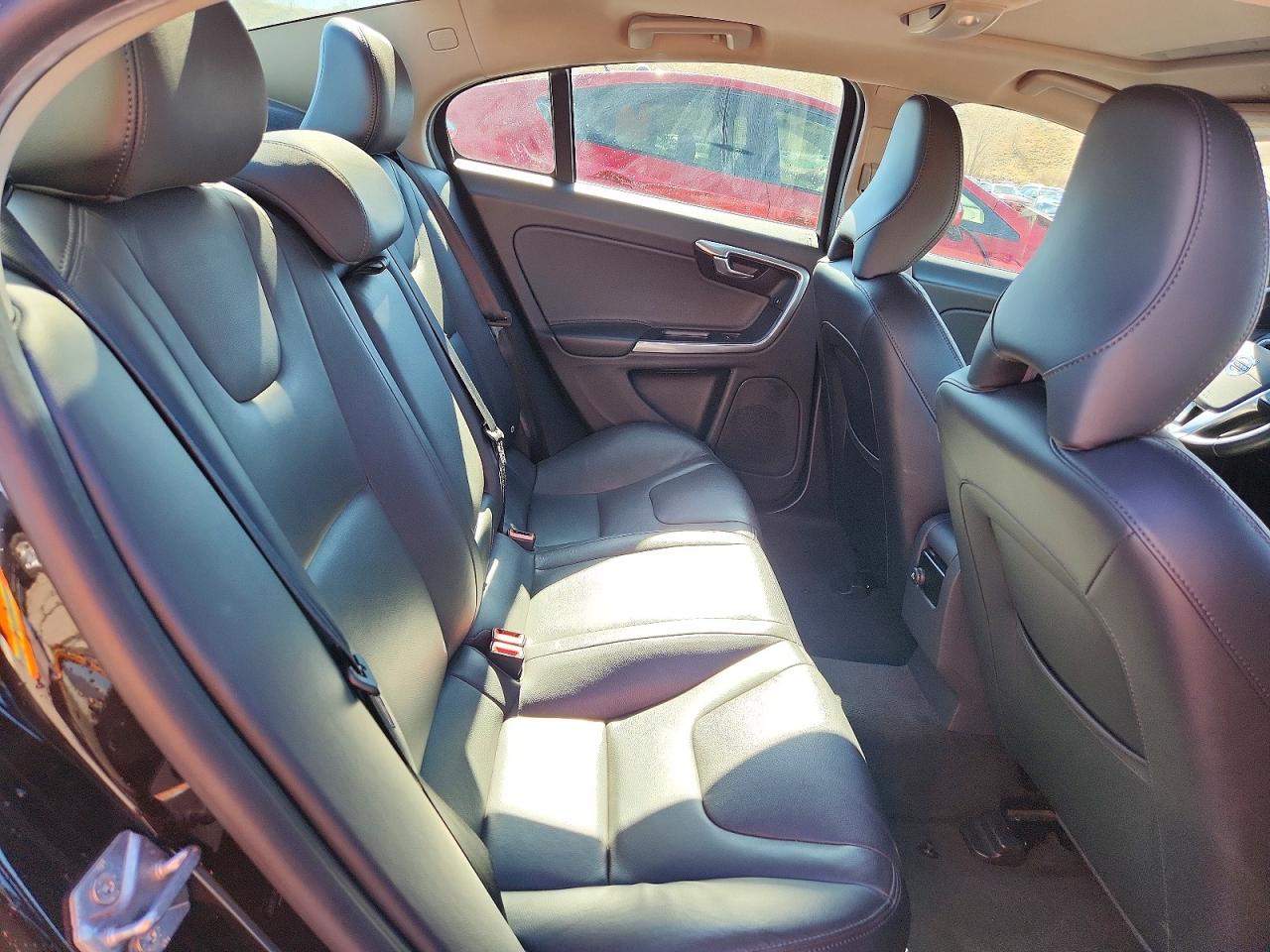 2015 Volvo S60 VIN YV1612TKXF2361680 photo 10