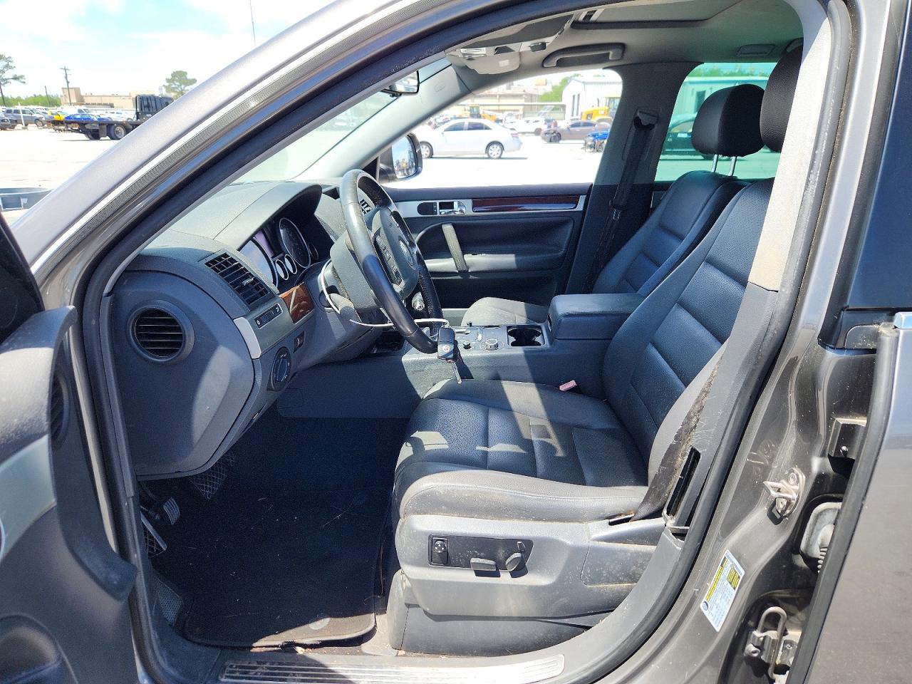 2010 Volkswagen Touareg VIN WVGBF7A95AD002040 photo 7