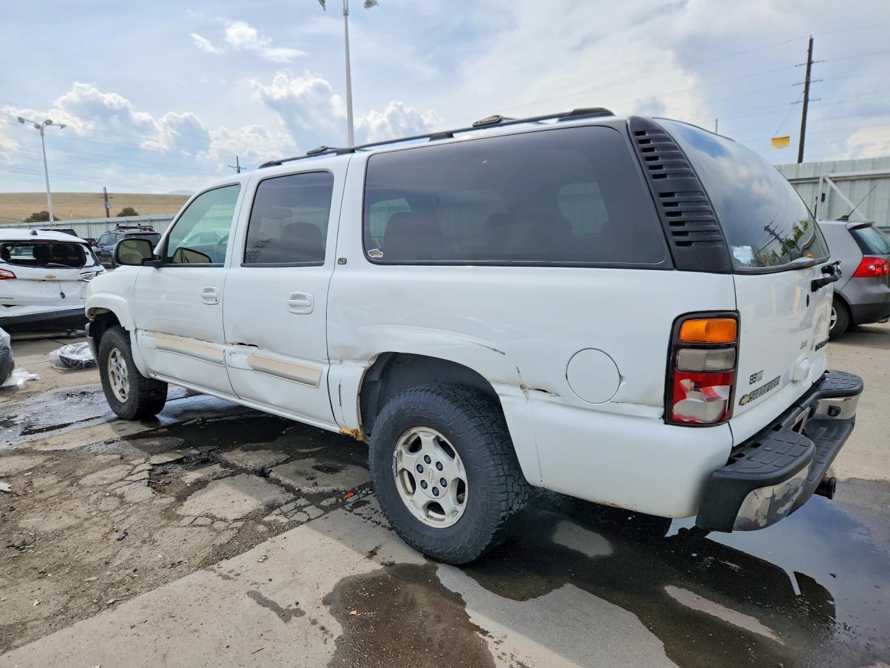 2004 Chevrolet Suburban VIN 1GNFK16TX4J204484 photo 2