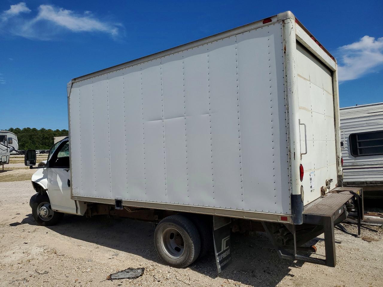 2009 Chevrolet Express VIN 1GBJG31K491128738 photo 2
