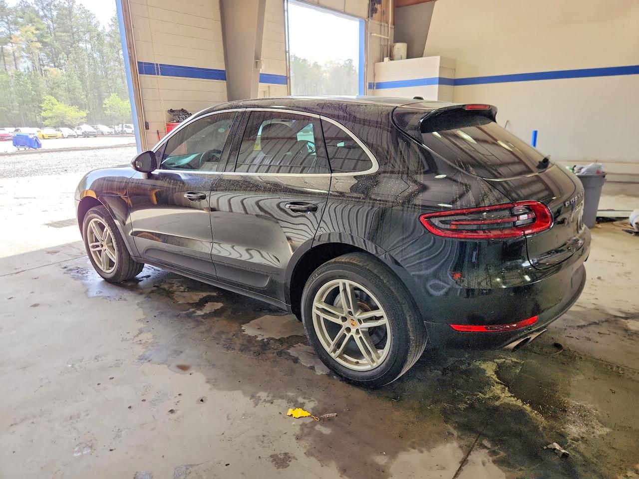 2015 Porsche Macan VIN WP1AB2A59FLB73042 photo 2