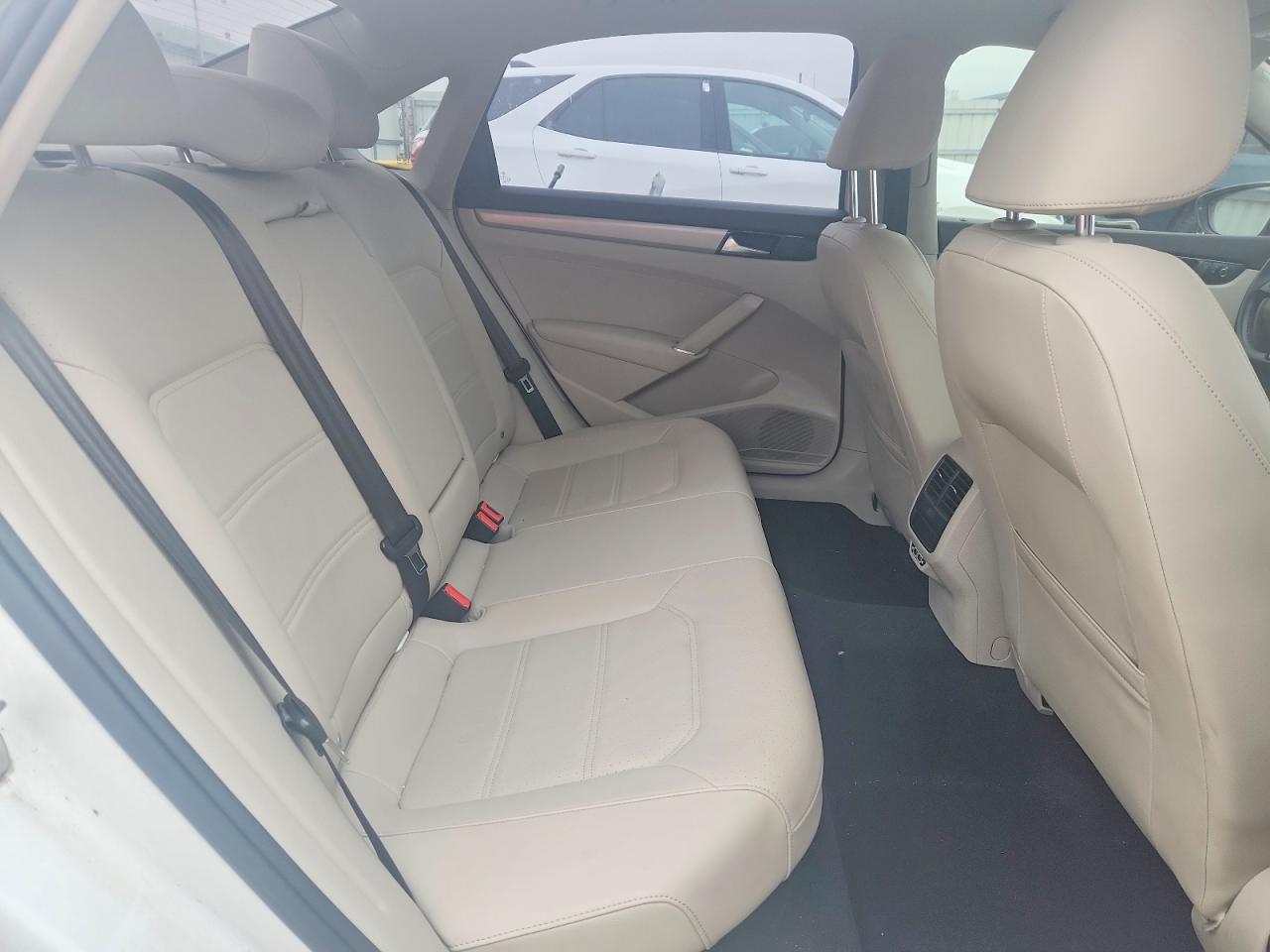 2022 Volkswagen Passat VIN 1VWSA7A39NC000475 photo 10