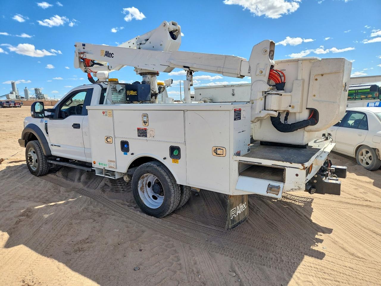 2018 Ford F550 VIN 1FDUF5HT2JDA04973 photo 2