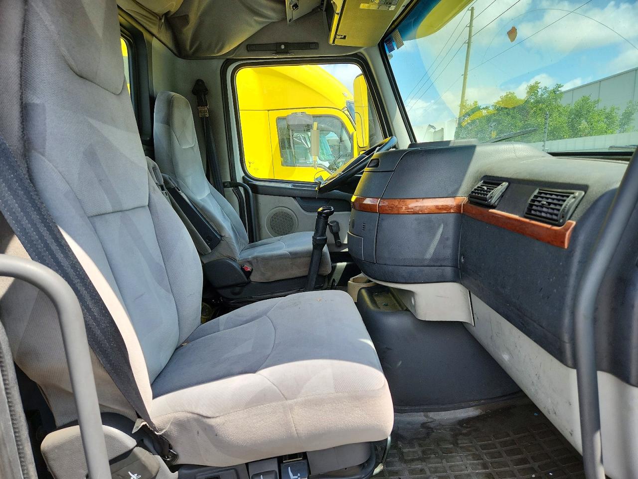 2003 VOLVO Vn VIN 4V4MC9GG73N349166 photo 5