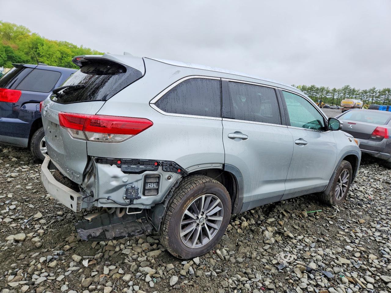 2019 Toyota Highlander VIN 5TDJZRFH9KS622351 photo 3