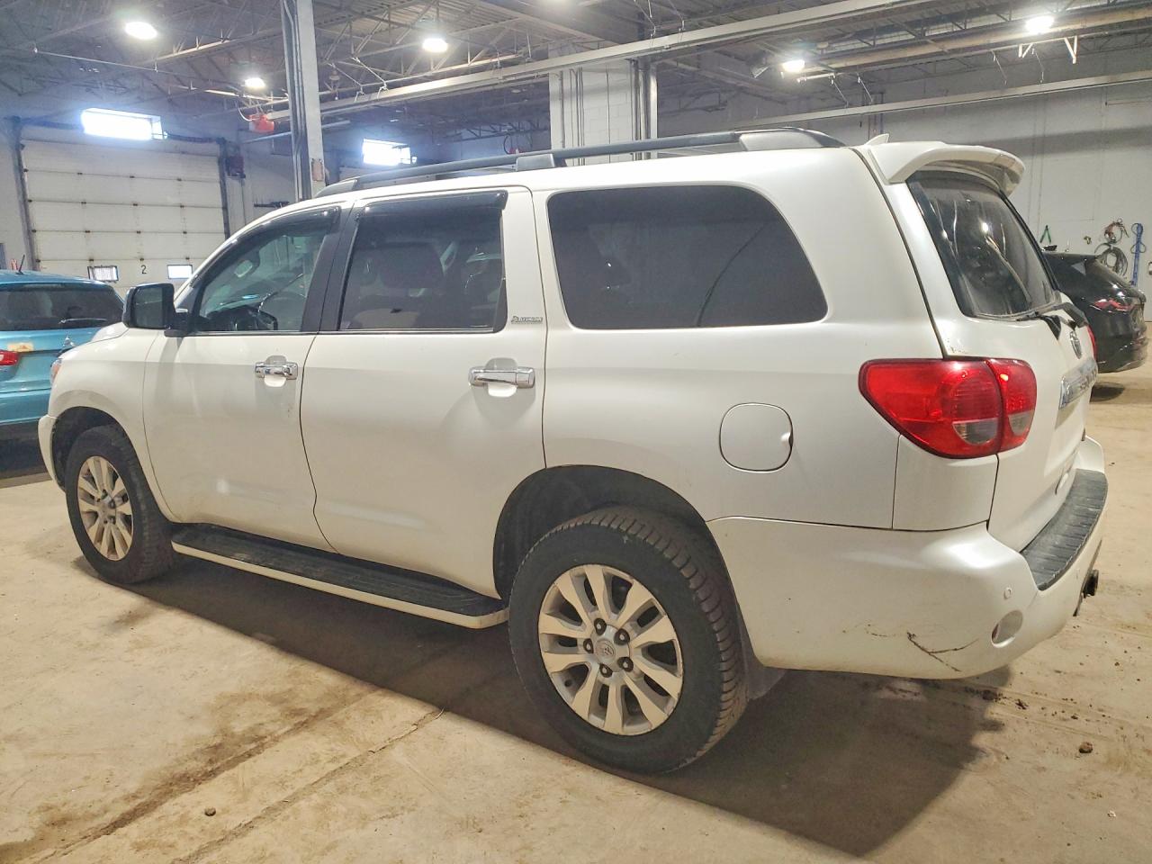 2012 Toyota Sequoia VIN 5TDDY5G1XCS059340 photo 2