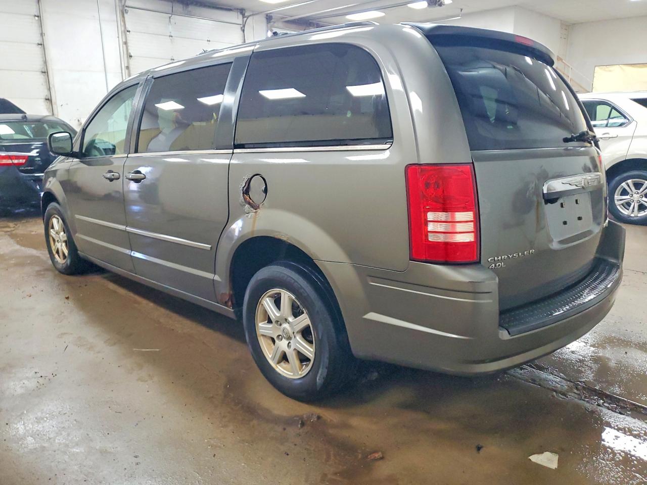 2010 Chrysler Minivan VIN 2A4RR8DXXAR320947 photo 2
