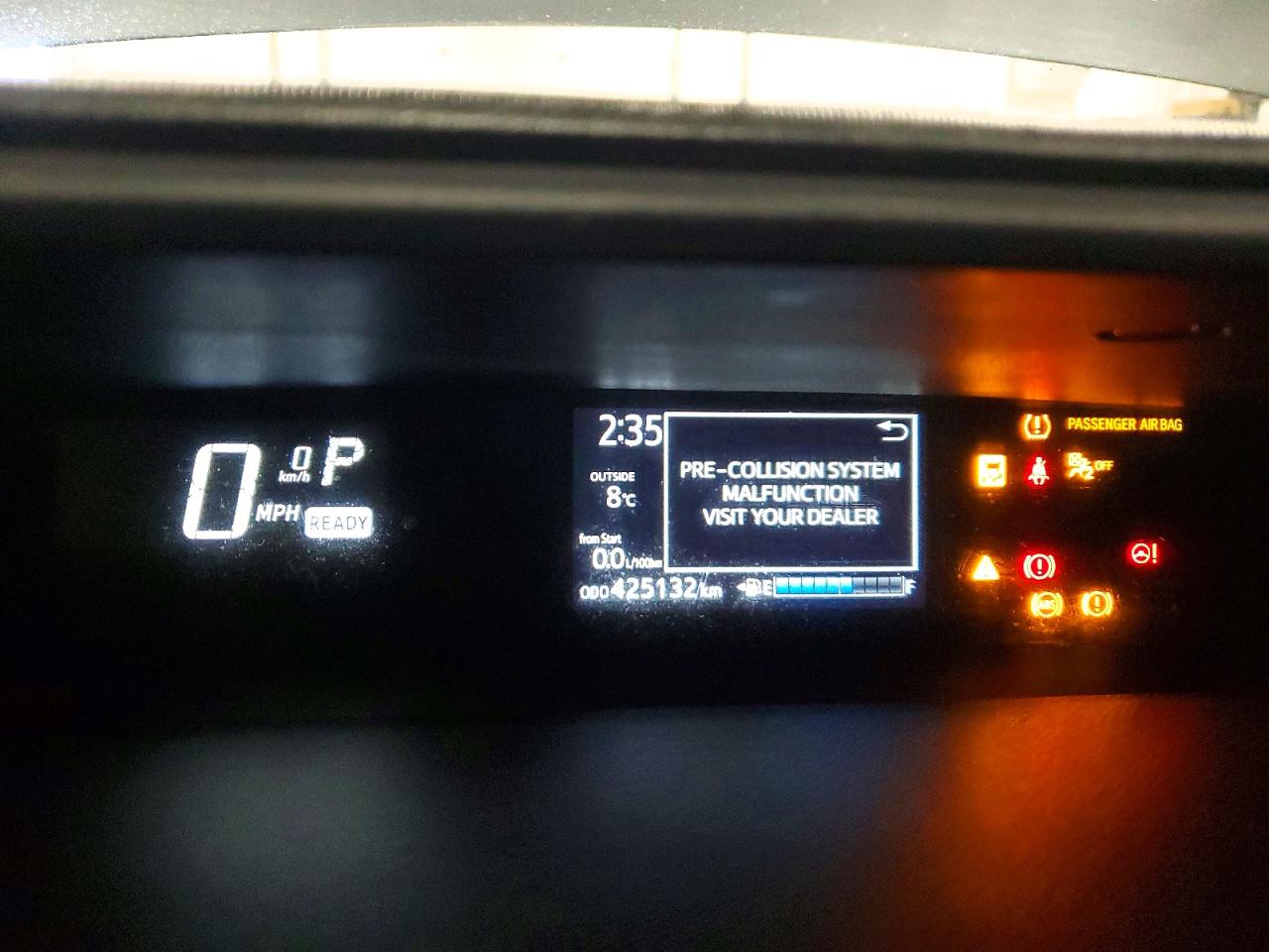 2018 Toyota Prius c on VIN JTDKDTB33J1617880 photo 9