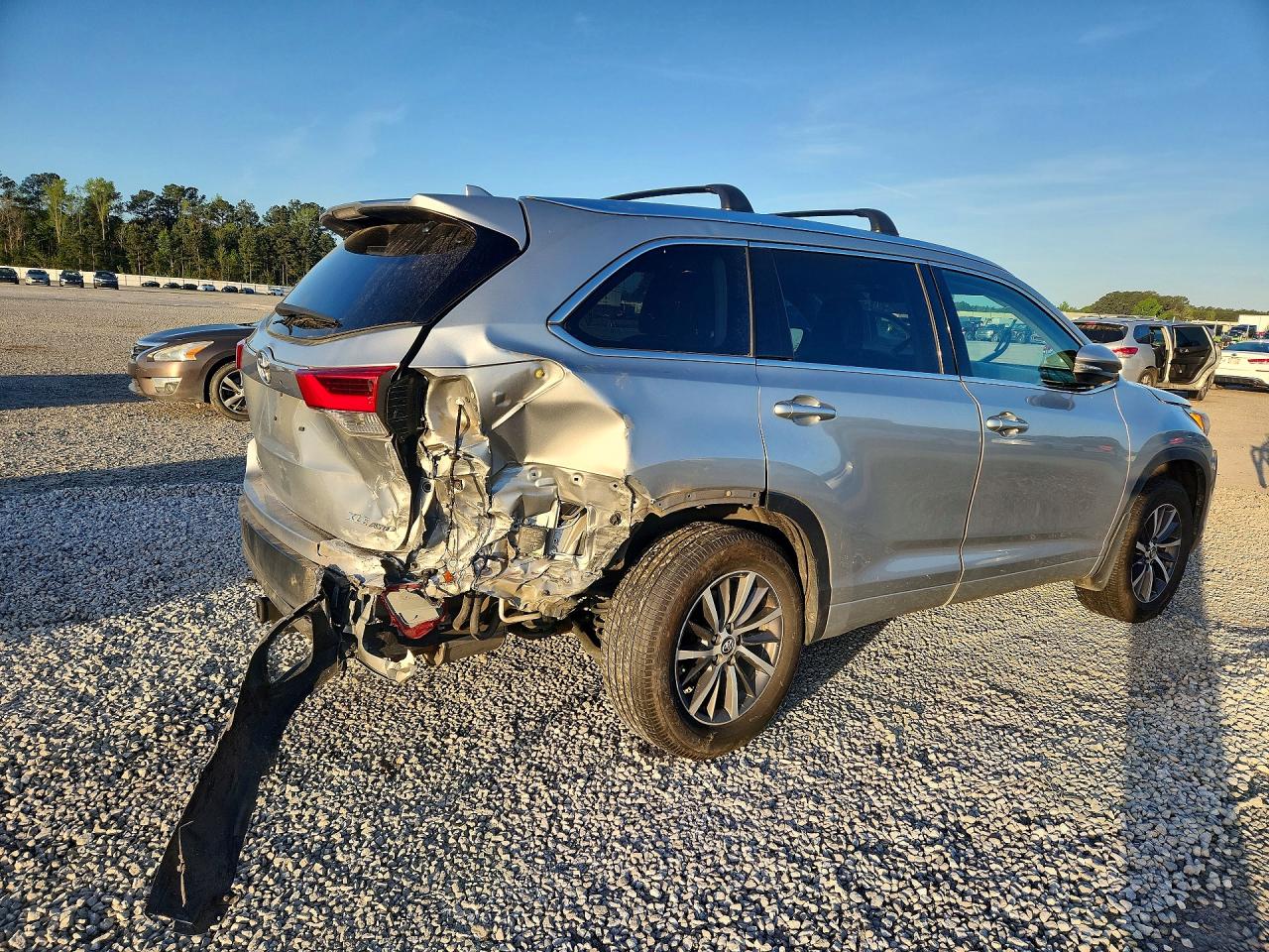 2017 Toyota Highlander VIN 5TDJZRFHXHS409658 photo 3