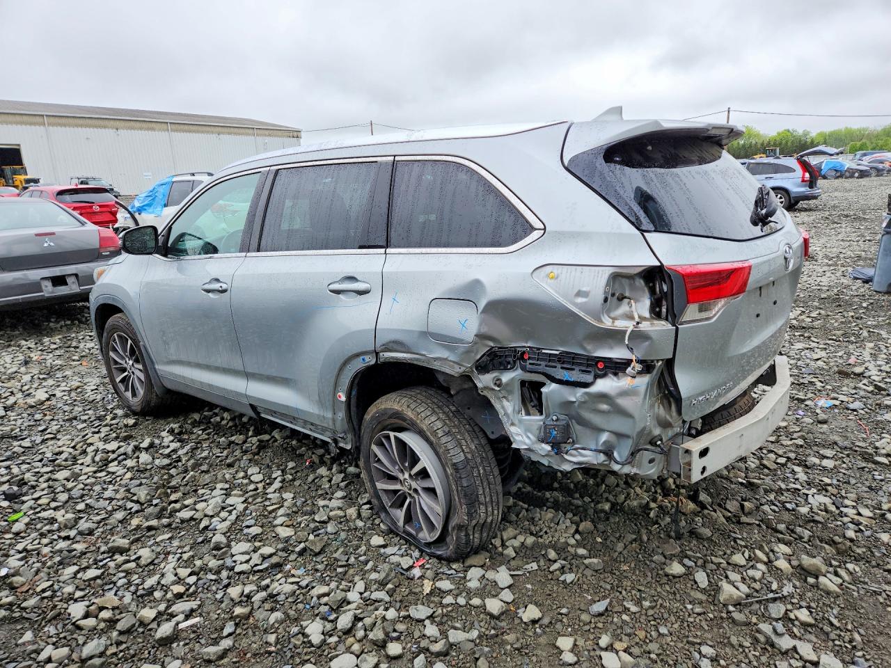 2019 Toyota Highlander VIN 5TDJZRFH9KS622351 photo 2