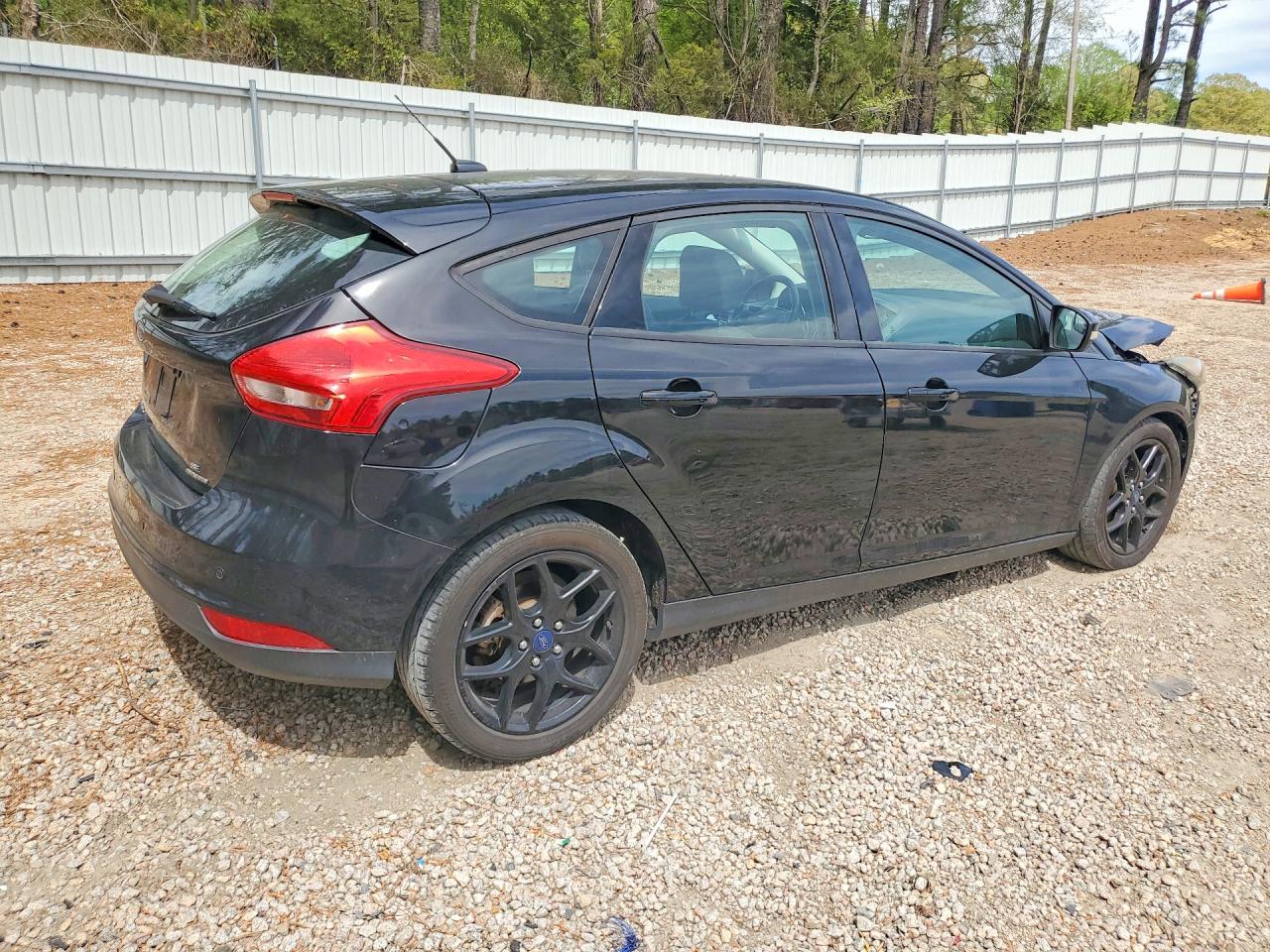 2016 Ford Focus VIN 1FADP3K25GL318210 photo 3