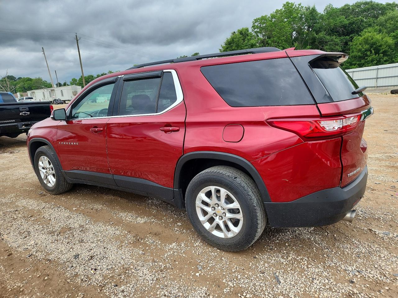 2019 Traverse VIN 1GNERGKW3KJ317555 photo 2