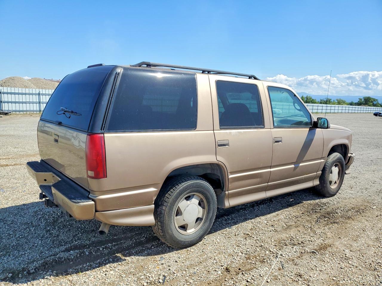 1996 GMC Yukon VIN 1GKEK13R3TJ737308 photo 3