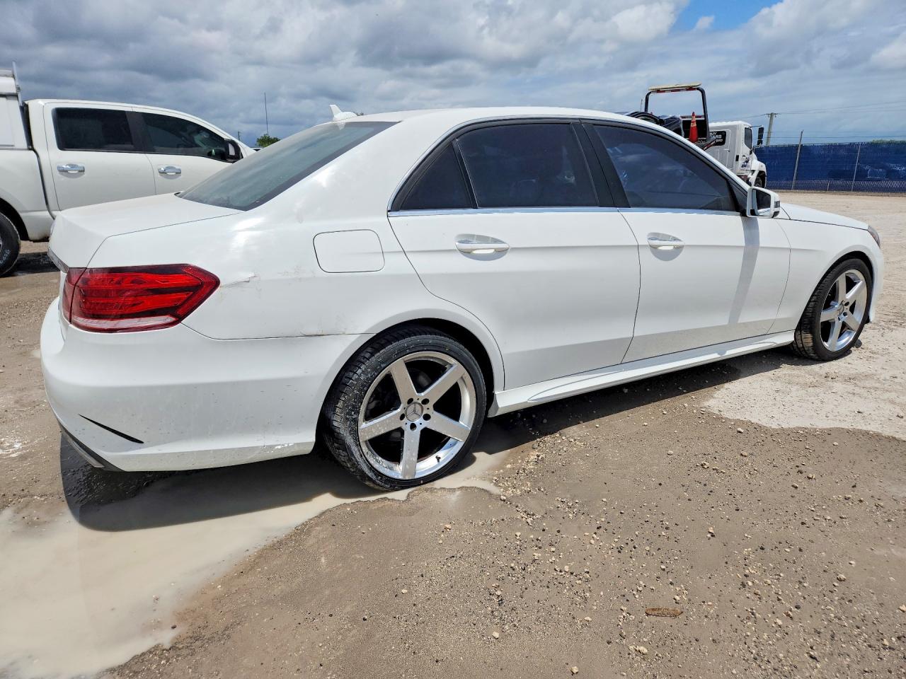 2015 Mercedes-Benz E-class VIN WDDHF5KB7FB120748 photo 3