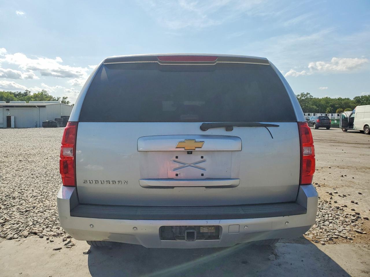 2013 Chevrolet Suburban VIN 1GNSKJE74DR146070 photo 6