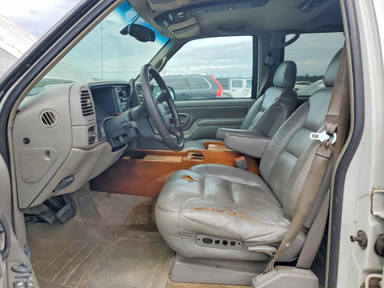1999 Chevrolet Suburban VIN 1GNFK16R2XJ440152 photo 7