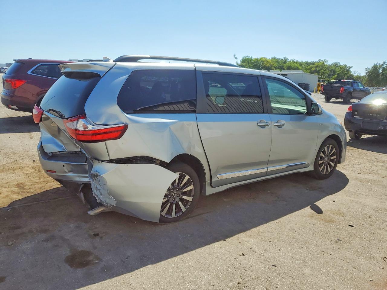 2019 Toyota Sienna VIN 5TDDZ3DC6KS216254 photo 3