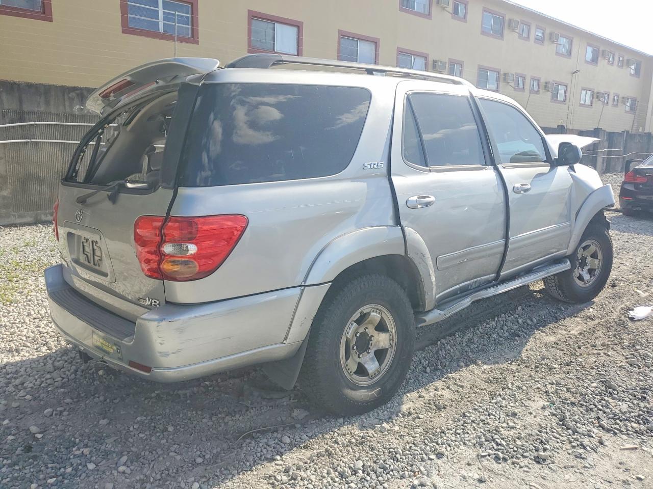 2002 Toyota Sequoia VIN 5TDZT34A52S061556 photo 3