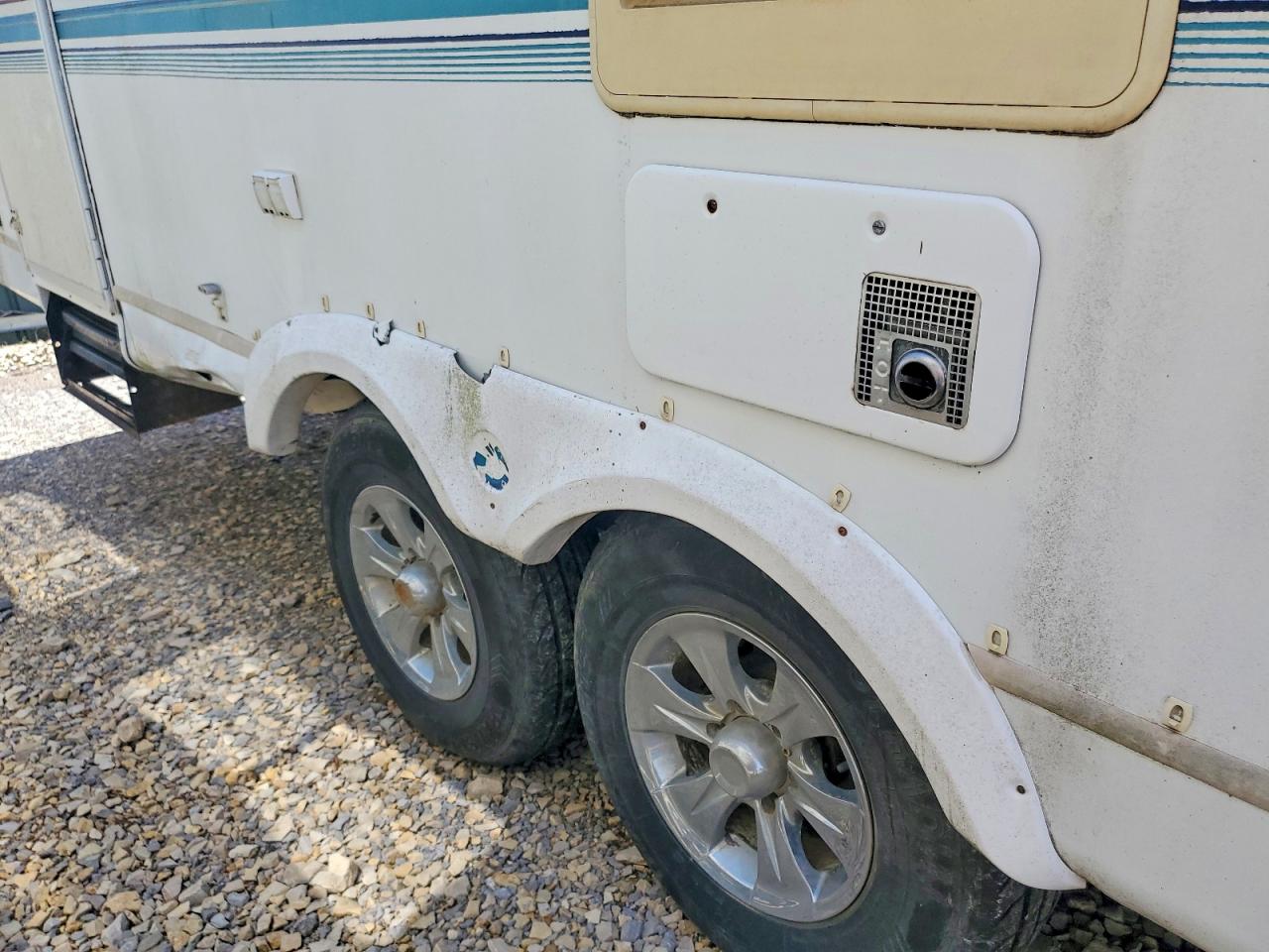 1997 JAYCO Unknown VIN 1UJBJ02R2V1SD0055 photo 9