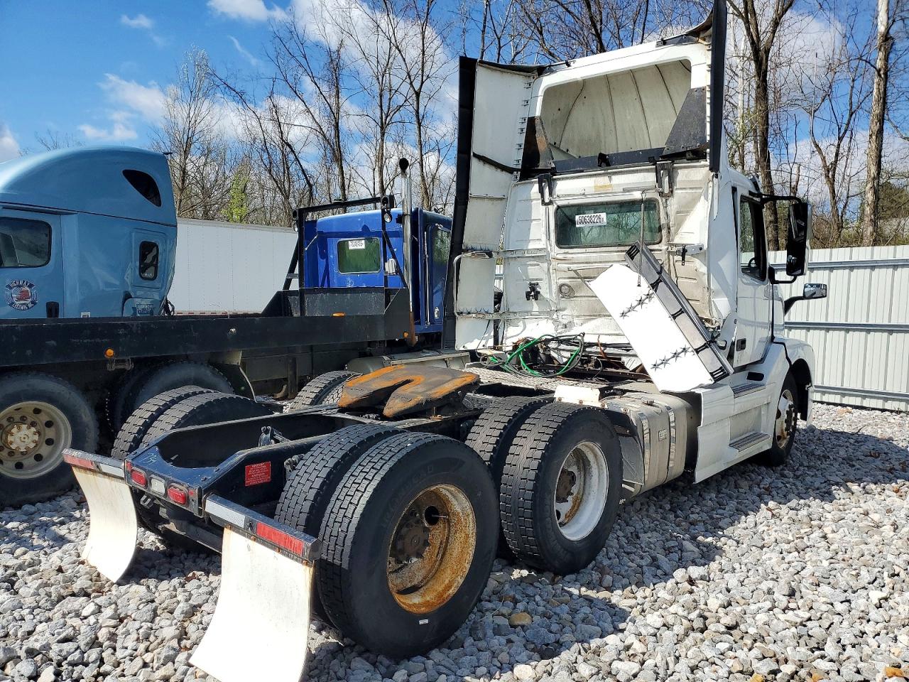2017 Volvo Vn VIN 4V4NC9EG1HN985628 photo 4