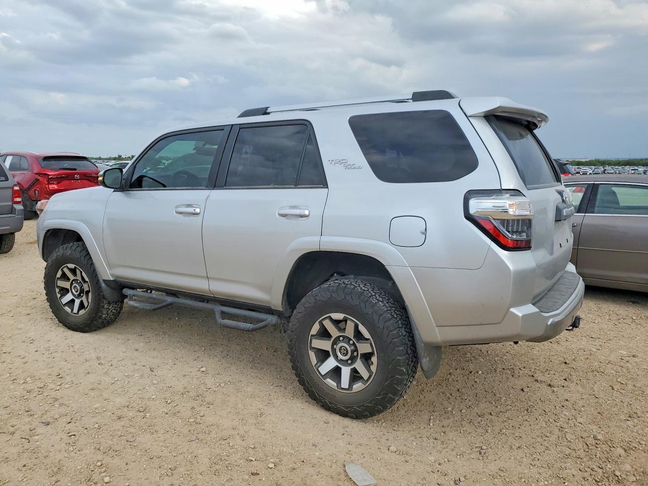 2018 Toyota 4runner VIN JTEBU5JR0J5548085 photo 2