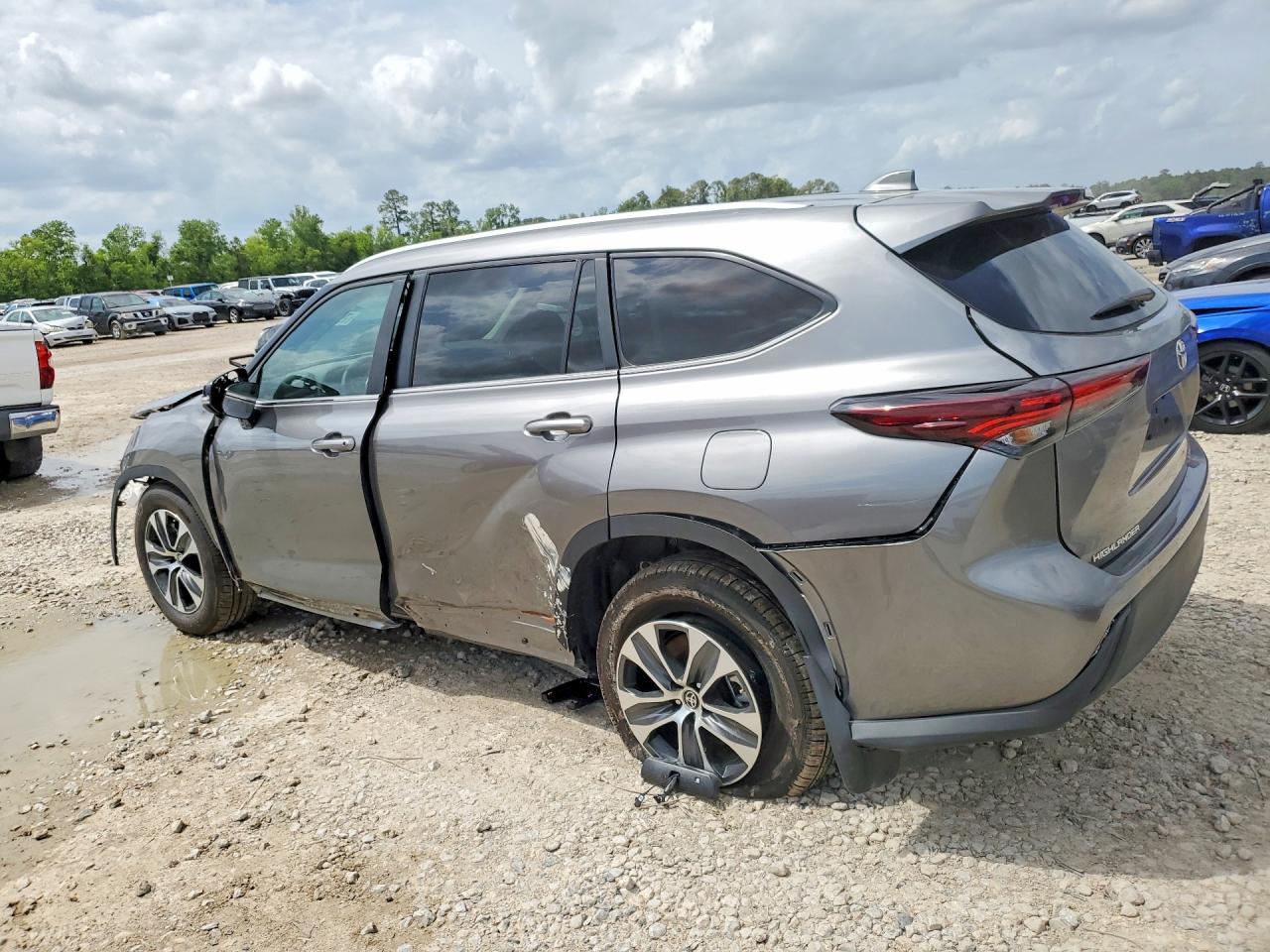 2026 Toyota Highlander VIN 5TDKDRBH6TS598522 photo 2