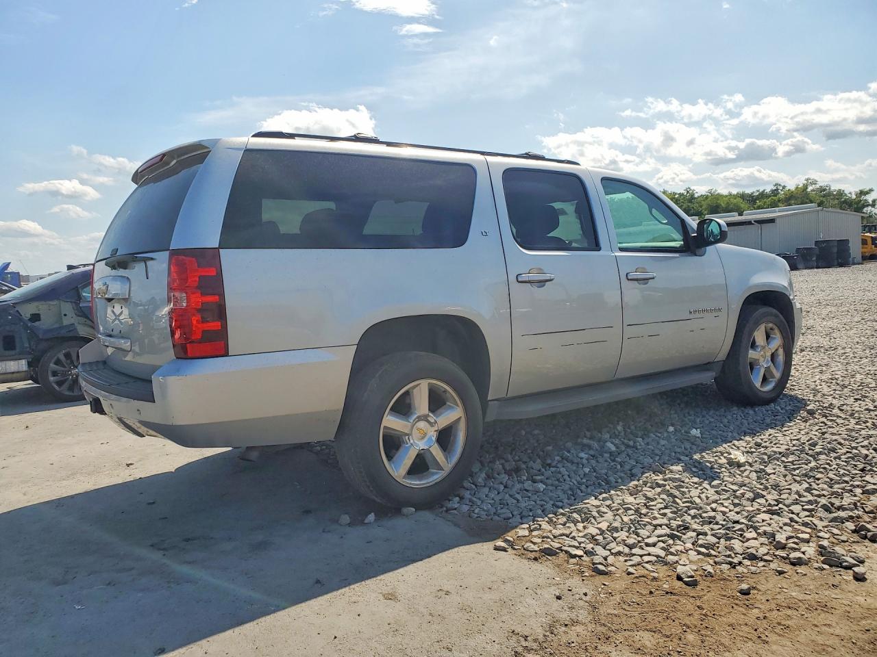 2013 Chevrolet Suburban VIN 1GNSKJE74DR146070 photo 3