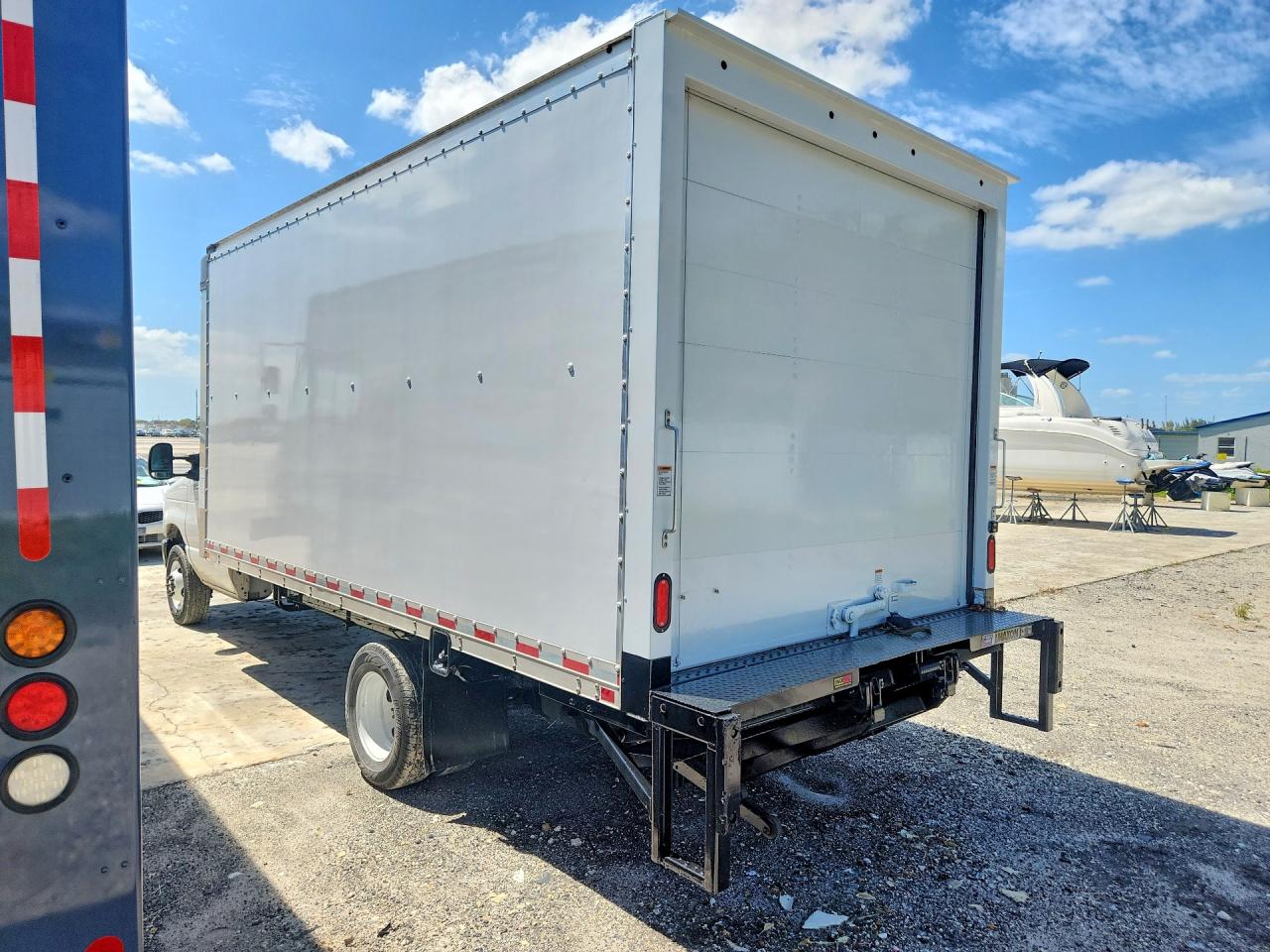 2022 Ford Econoline VIN 1FDXE4FN5NDC09840 photo 2