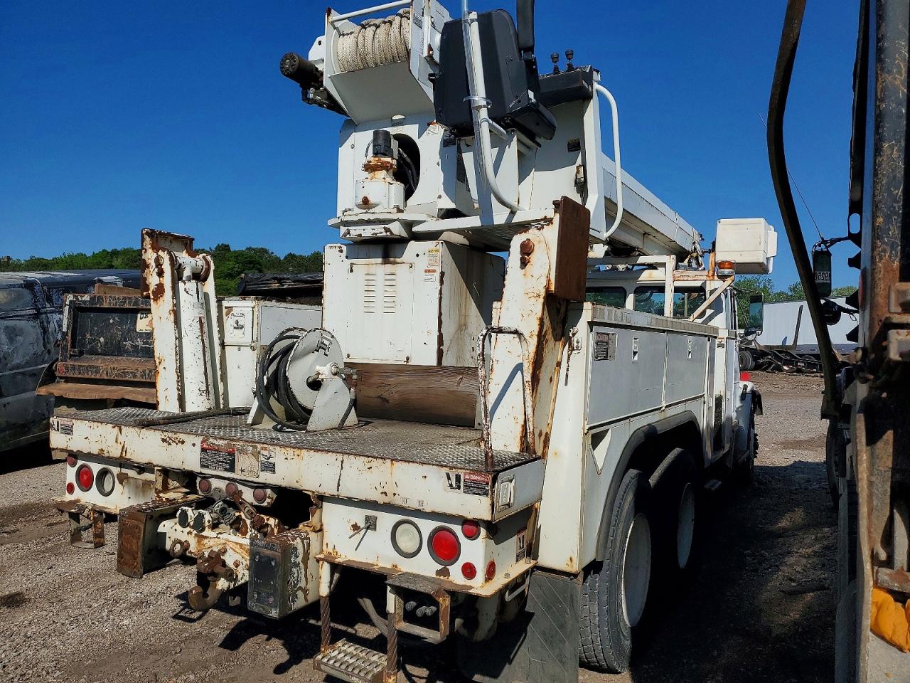 2001 FREIGHTLINER All models VIN 1FVHBXAK61HG77554 photo 4
