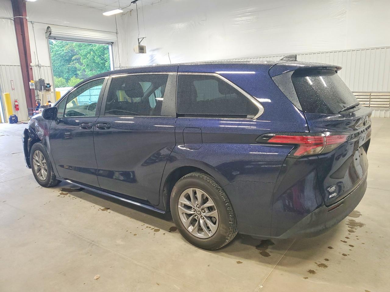 2022 Toyota Sienna VIN 5TDKSKFC5NS062899 photo 2