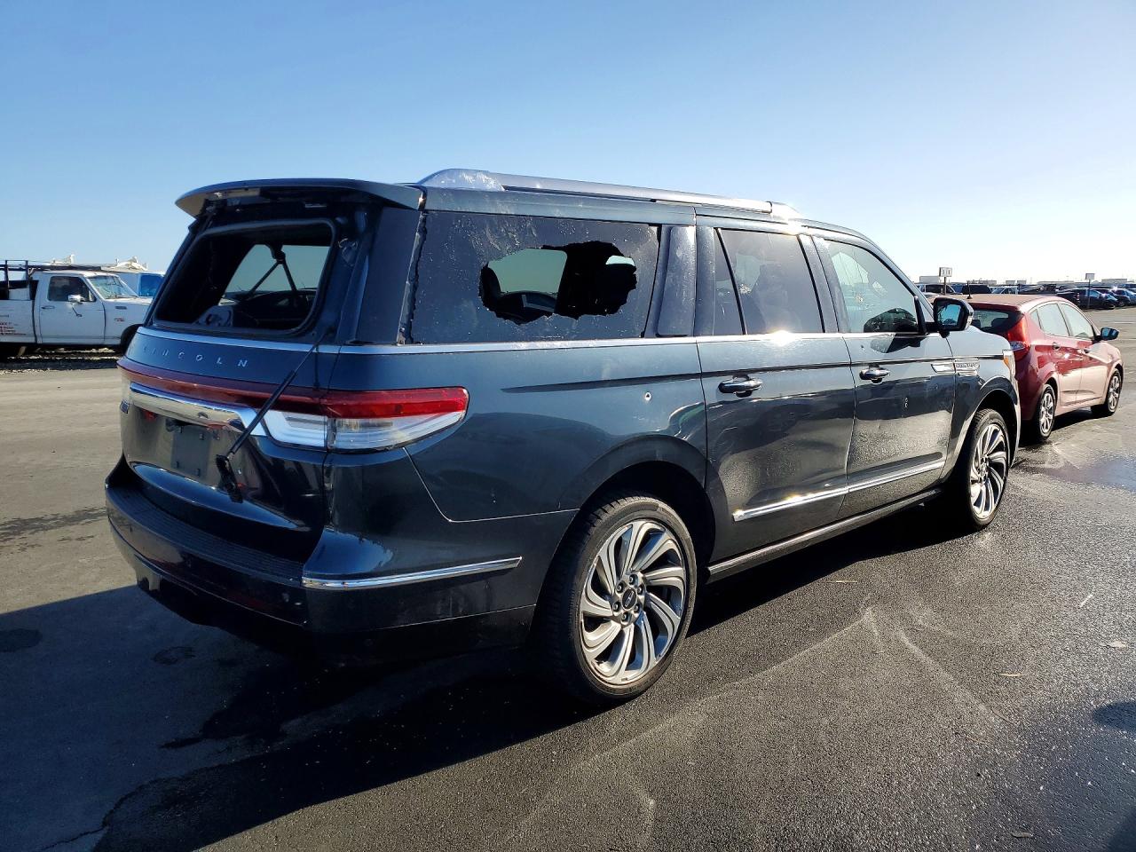 2022 Lincoln Navigator VIN 5LMJJ3LT9NEL01653 photo 3