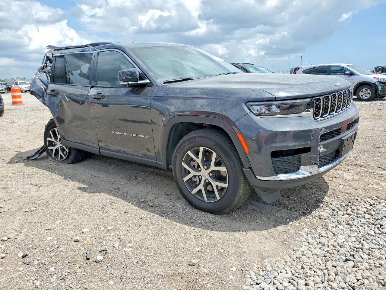 2025 Jeep Cherokee VIN 1C4RJJBG9S8724018 photo 4