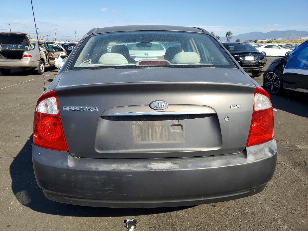 2005 Kia Spectra VIN KNAFE122355204590 photo 6