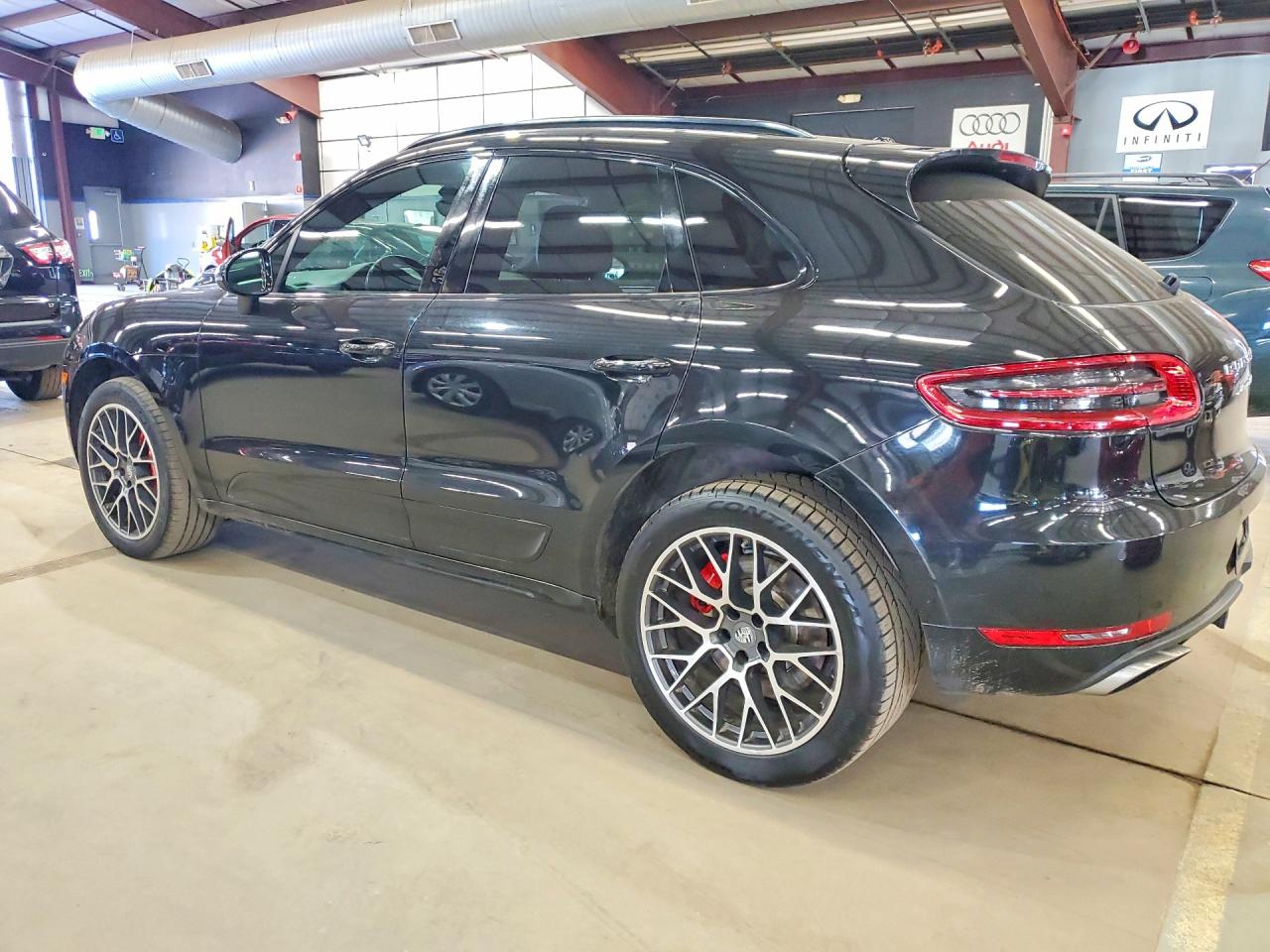2018 Porsche Macan VIN WP1AF2A51JLB70696 photo 2