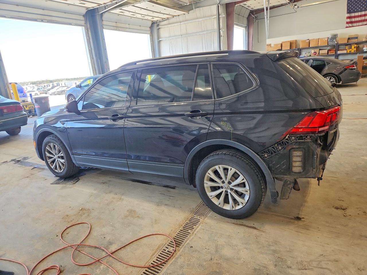 2018 Volkswagen Tiguan VIN 3VV1B7AX3JM019824 photo 2
