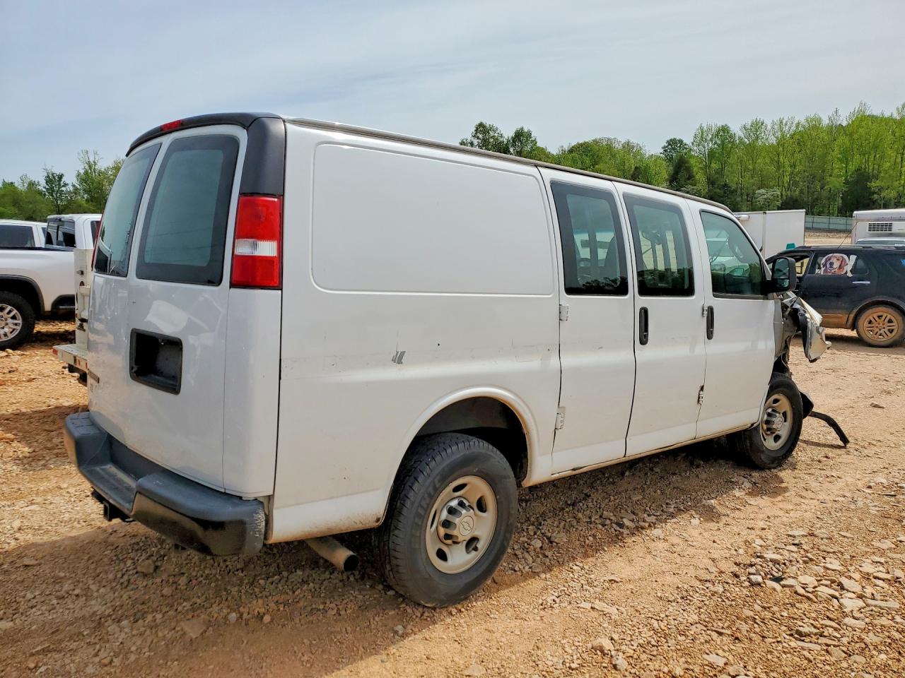 2017 CHEV Express VIN 1GCWGAFF5H1346431 photo 3