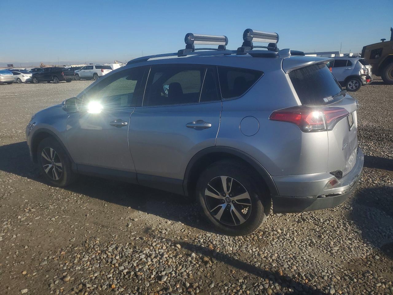 2018 Toyota Rav4 VIN JTMWFREV8JD128112 photo 2