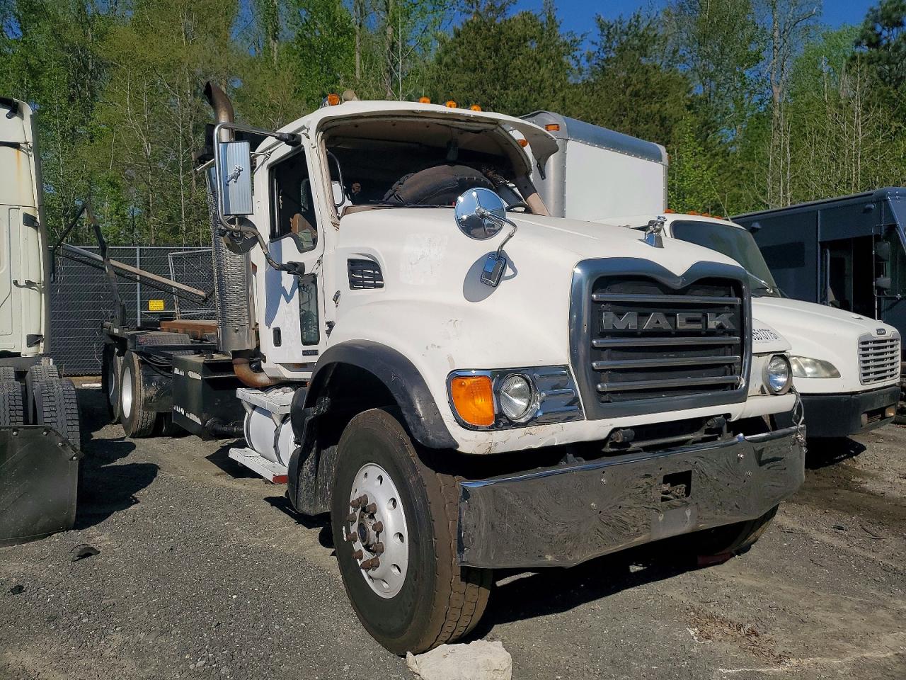 2002 MACK All models VIN 1M2AG11C42M001884 photo 1
