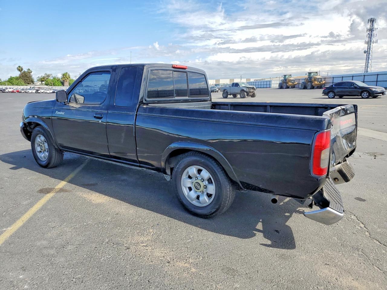 2000 Nissan Frontier VIN 1N6DD26S3YC355584 photo 2