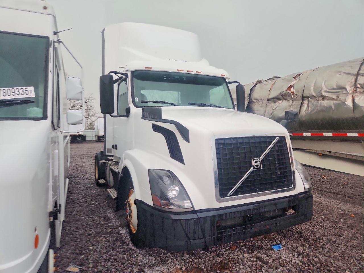 2018 Volvo Vn VIN 4V4N39TG9JN892705 photo 1