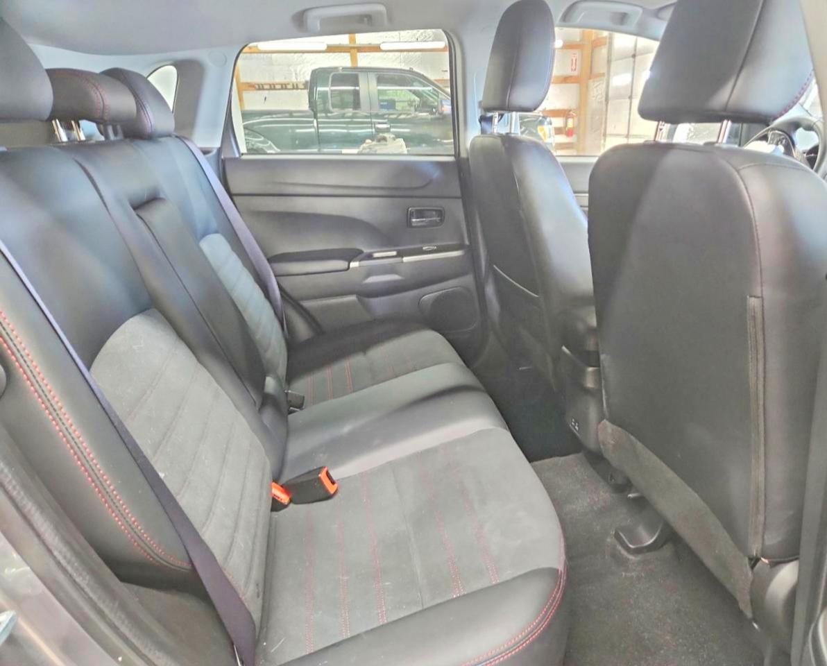 2025 Mitsubishi Outlander VIN JA4ARUAU2SU006956 photo 11