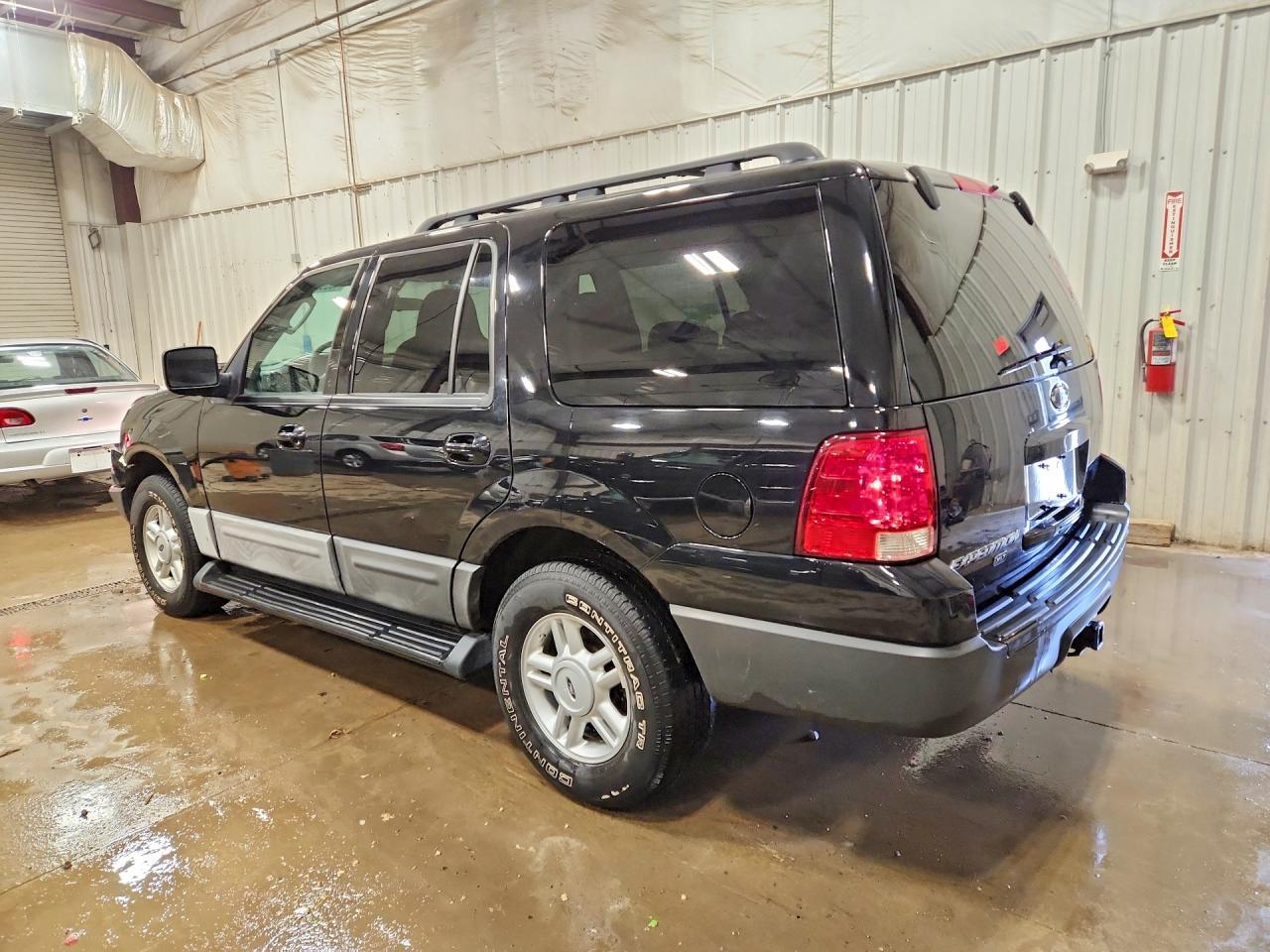 2005 Ford Expedition VIN 1FMPU16515LA44585 photo 2